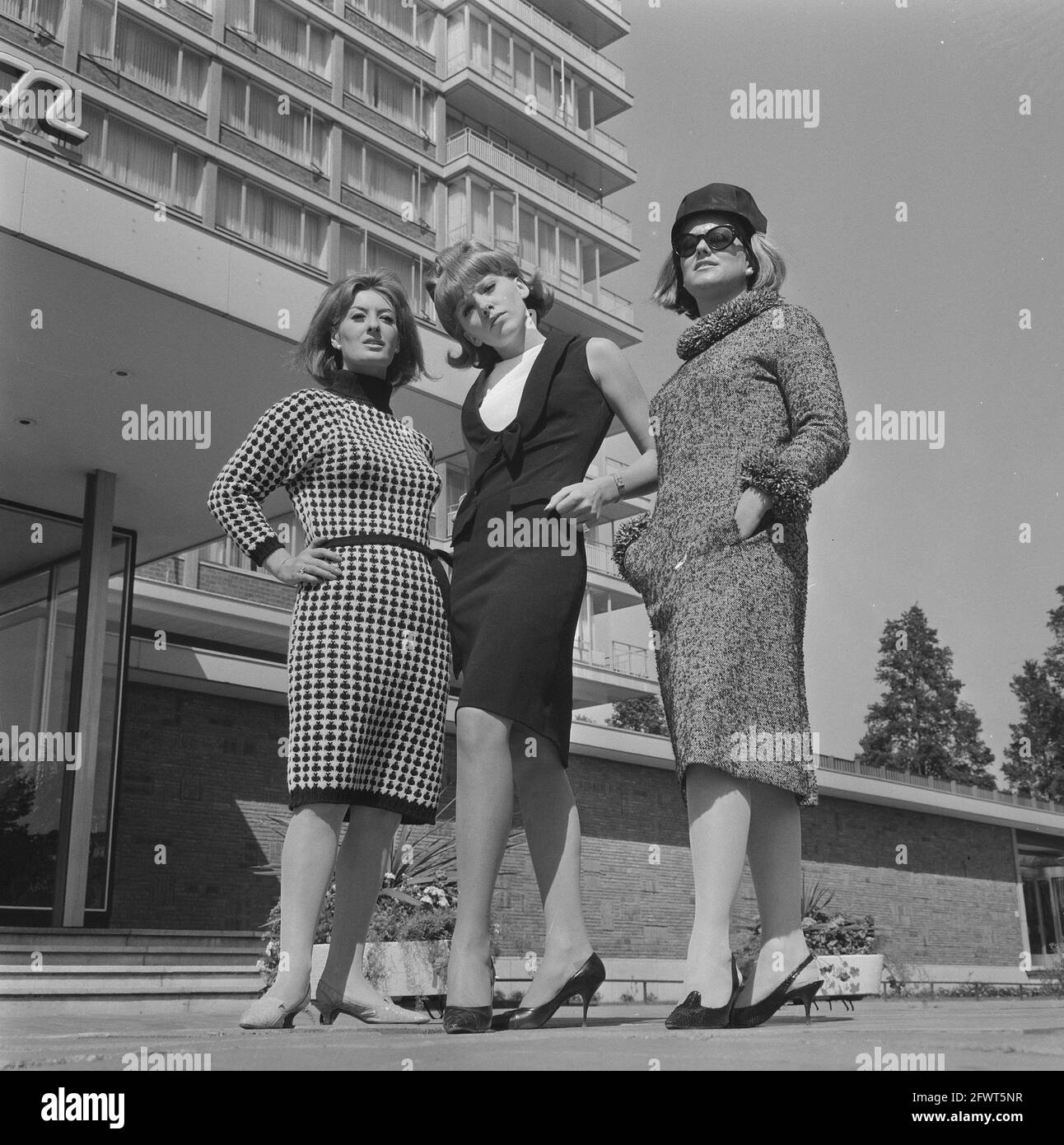 Neue Wintermode, links Nasaha Strickkleid aus reiner Wolle, rechts Modell Puodle an English Tweed vom Modehaus Shubett, 10. Juli 1964, WOL, Winter Fashion, Niederlande, Presseagentur des 20. Jahrhunderts, Foto, Nachrichten zum erinnern, Dokumentarfilm, historische Fotografie 1945-1990, visuelle Geschichten, Menschliche Geschichte des zwanzigsten Jahrhunderts, Momente in der Zeit festzuhalten Stockfoto