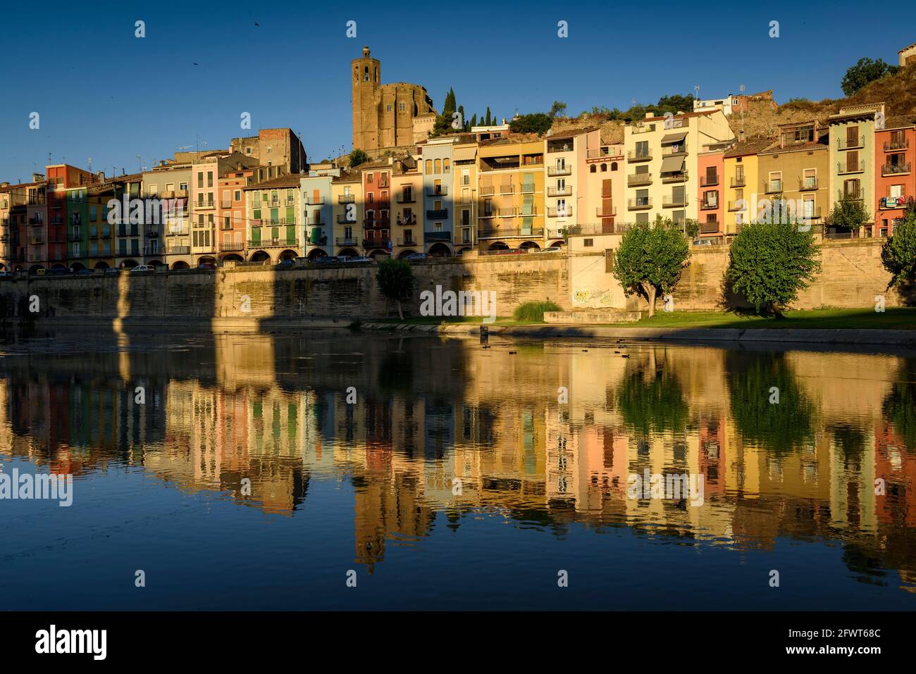 Balaguer Stadtzentrum, am Morgen, mit dem Fluss Segre im Vordergrund (Lleida, Katalonien, Spanien) ESP: Centro de la ciudad de Balaguer Stockfoto