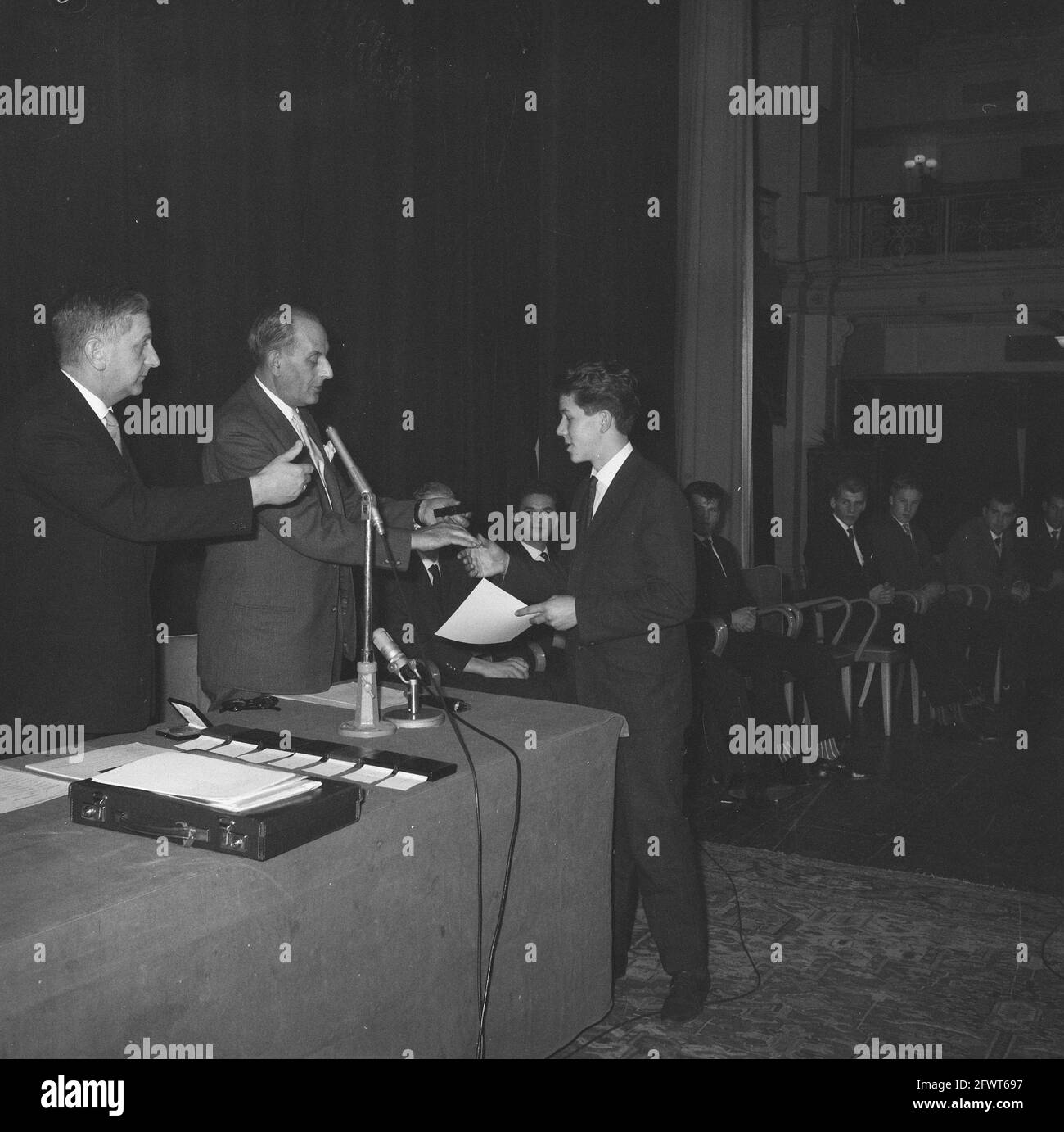 25. Jahrestag Bemetel, einer der Studenten erhält sein Diplom von Herrn M. Goote, 14. November 1962, DIPLOME, Schüler, Empfänge, Niederlande, Foto der Presseagentur des 20. Jahrhunderts, zu erinnerende Nachrichten, Dokumentarfilm, historische Fotografie 1945-1990, visuelle Geschichten, Menschliche Geschichte des zwanzigsten Jahrhunderts, Momente in der Zeit festzuhalten Stockfoto