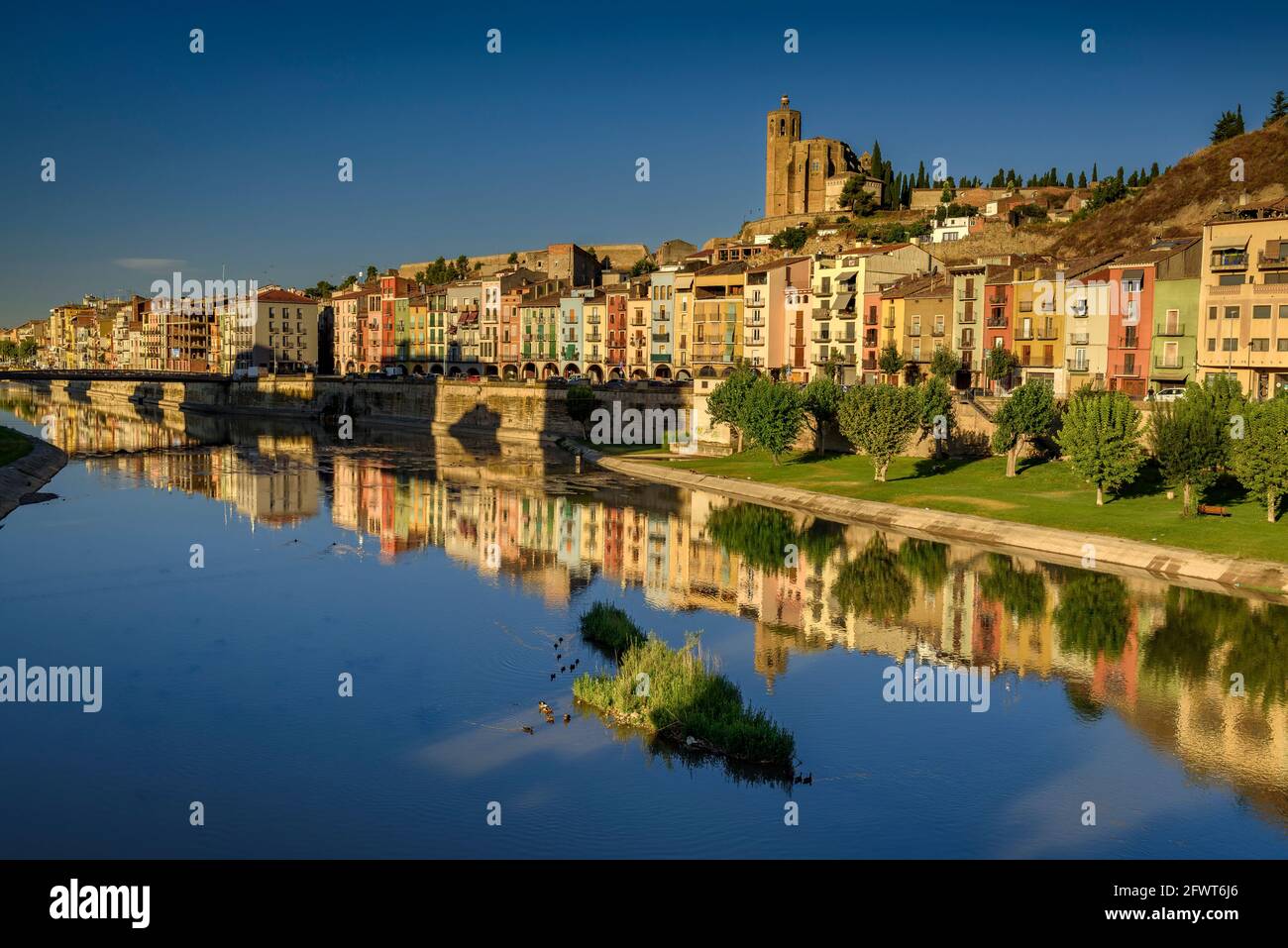 Balaguer Stadtzentrum, am Morgen, mit dem Fluss Segre im Vordergrund (Lleida, Katalonien, Spanien) ESP: Centro de la ciudad de Balaguer Stockfoto