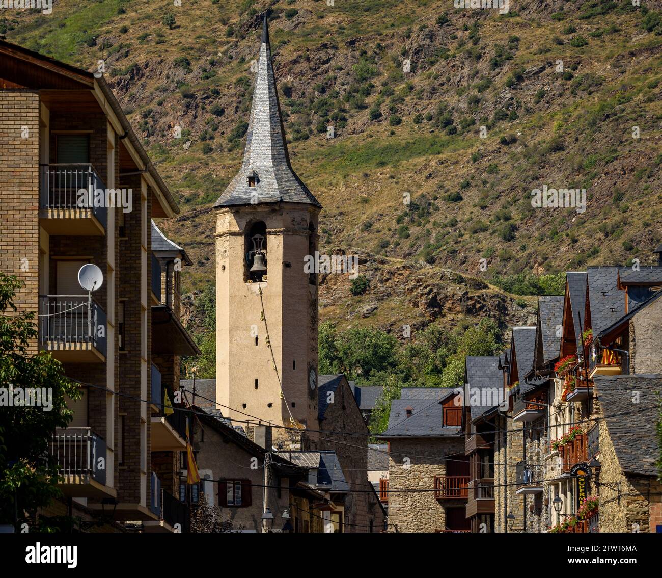 Glockenturm der Kirche von Esterri d'Àneu (Pallars Sobirà, Katalonien, Spanien, Pyrenäen) ESP: Campanario de la iglesia de Esterri d'Àneu (España) Stockfoto