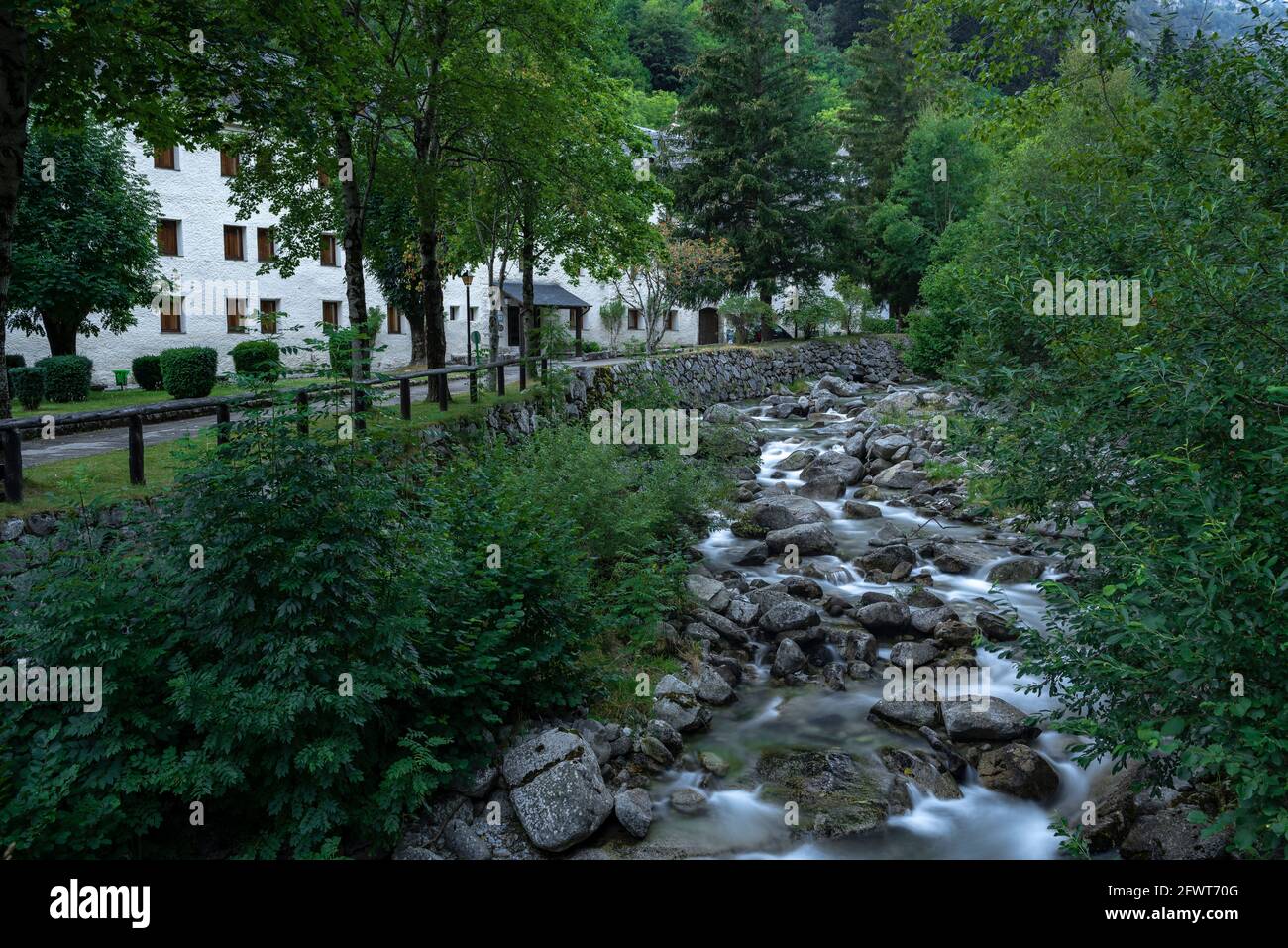Kurort Caldes de Boí und der Fluss Noguera de Tor im Sommer (Boí-Tal, Katalonien, Spanien, Pyrenäen) ESP: Balneario de Caldes de Boí Stockfoto