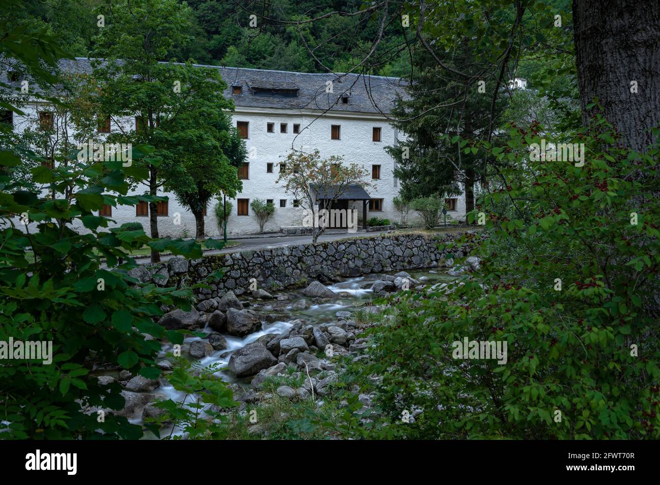 Kurort Caldes de Boí und der Fluss Noguera de Tor im Sommer (Boí-Tal, Katalonien, Spanien, Pyrenäen) ESP: Balneario de Caldes de Boí Stockfoto