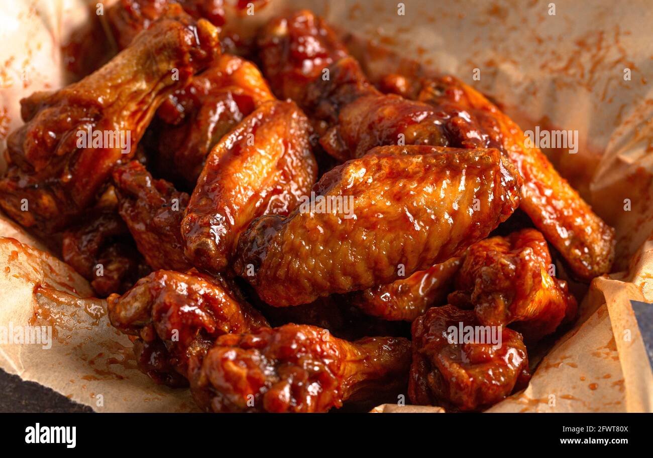 Barbecue traditionelle Chicken Wings mit Knochen in Stockfoto