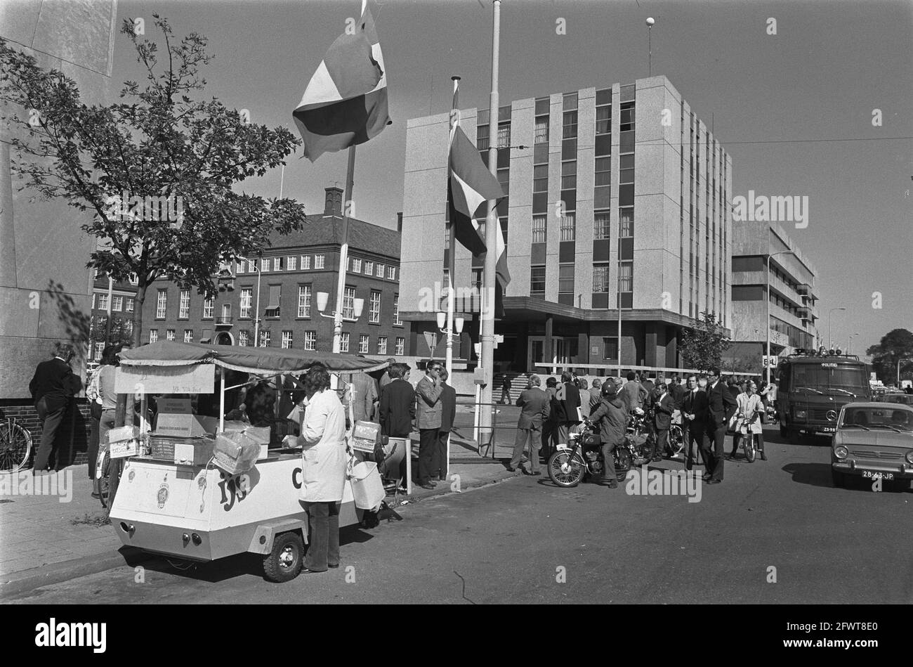 Kurioses bei der französischen Botschaft; Eiswagen bei Botschaft und Zuschauern, 18. September 1974, Botschaften, Niederlande, 20. Jahrhundert Presseagentur Foto, Nachrichten zu erinnern, Dokumentarfilm, historische Fotografie 1945-1990, visuelle Geschichten, Menschliche Geschichte des zwanzigsten Jahrhunderts, Momente in der Zeit festzuhalten Stockfoto