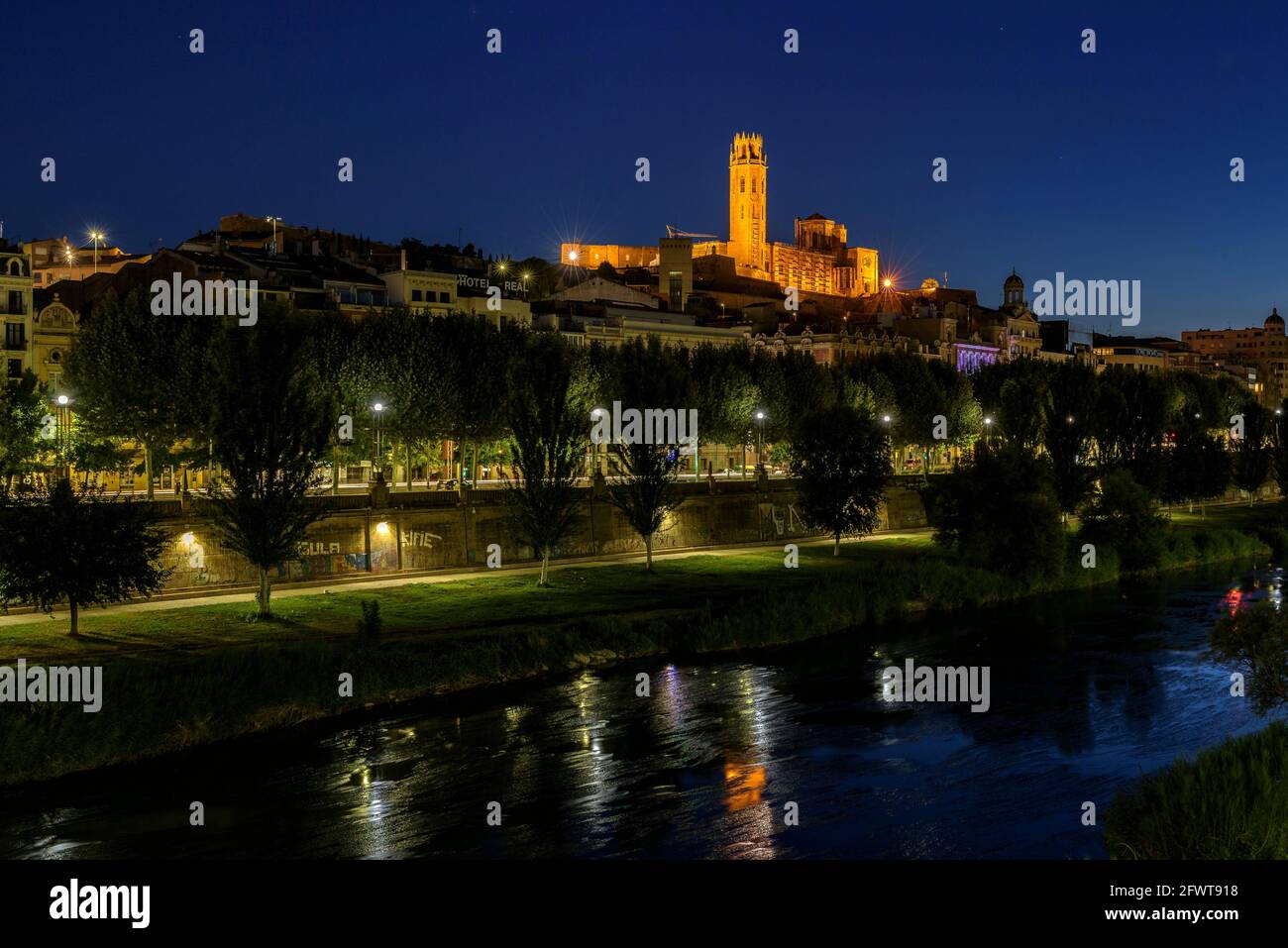 Am frühen Morgen blaue Stunde über der Kathedrale von La Seu Vella de Lleida und dem Fluss Segre (Lleida Katalonien, Spanien) ESP: Hora azul en Lérida Stockfoto