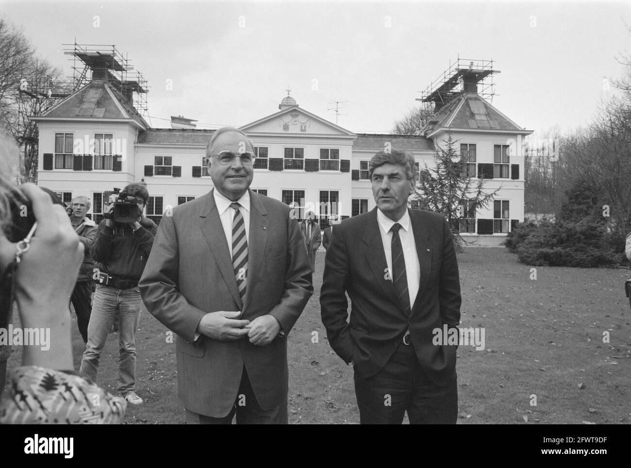 Besuch von Bundeskanzler Helmut Kohl, Helmut Kohl und Premierminister Lubbers im Garten der Catshuis, 30. November 1987, Besuche, 20. Jahrhundert Presseagentur Foto, Nachrichten zu erinnern, Dokumentarfilm, historische Fotografie 1945-1990, visuelle Geschichten, Menschliche Geschichte des zwanzigsten Jahrhunderts, Momente in der Zeit festzuhalten Stockfoto