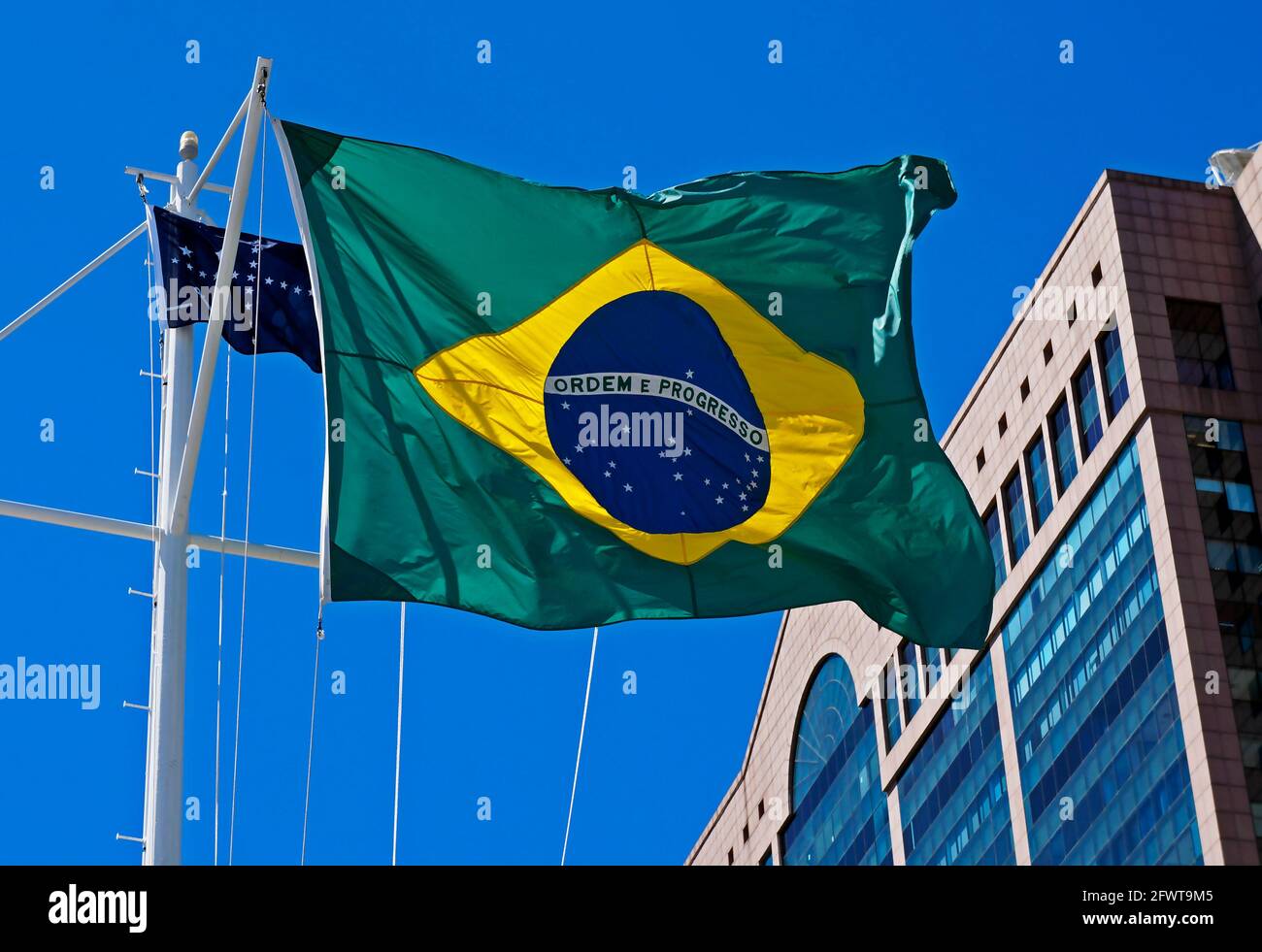Brasilianische Flagge und blauer Himmel Stockfoto