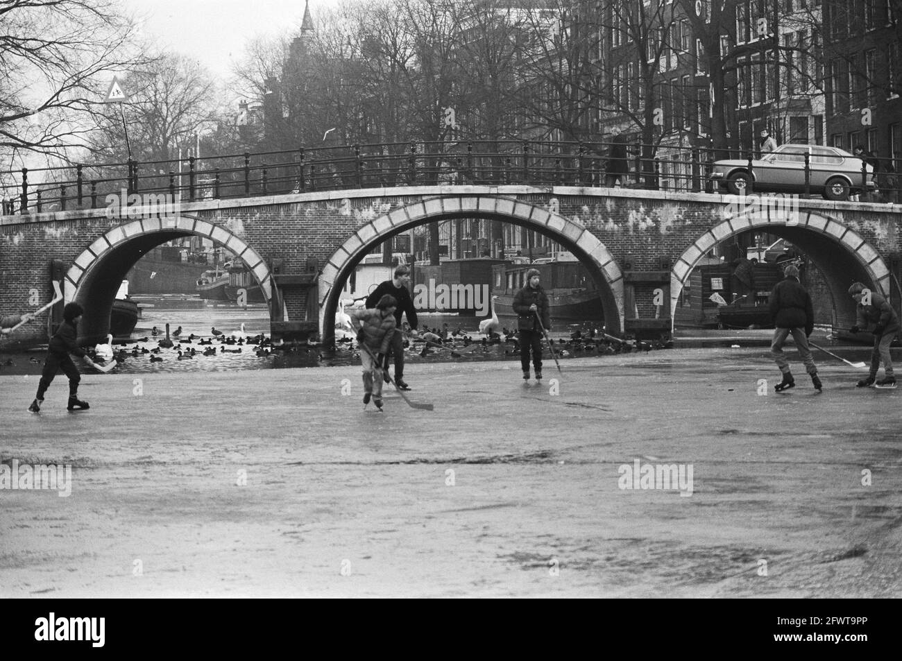 Immer noch viele Menschen auf dem Eis. Eishockey auf den Amsterdamer Kanälen, 17. Januar 1982, Kanäle, Eis, Eishockey, Eisspaß, Niederlande, Foto der Presseagentur des 20. Jahrhunderts, Neuigkeiten, Dokumentation, historische Fotografie 1945-1990, visuelle Geschichten, Menschliche Geschichte des zwanzigsten Jahrhunderts, Momente in der Zeit festzuhalten Stockfoto