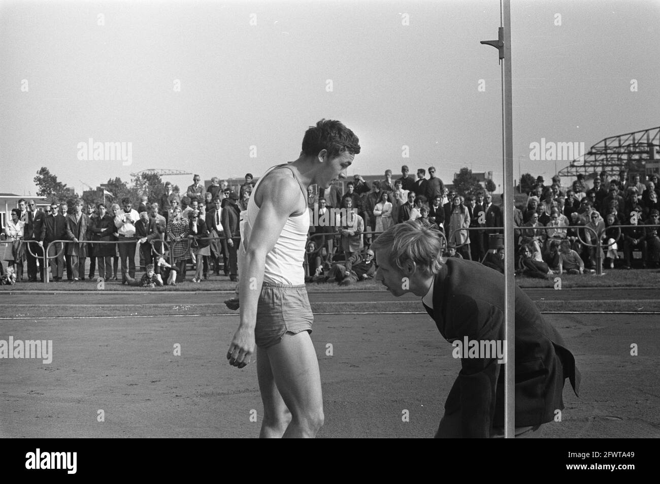 Frauen-Leichtathletik-Fünfkampf und Männer-Zehnkampf Niederlande, Belgien Groot Brittannie in Vlaardingen Noorlander, Action, 7. Juni 1969, ATLETIC, Niederlande, Presseagentur des 20. Jahrhunderts, Foto, Nachrichten zum erinnern, Dokumentarfilm, historische Fotografie 1945-1990, visuelle Geschichten, Menschliche Geschichte des zwanzigsten Jahrhunderts, Momente in der Zeit festzuhalten Stockfoto