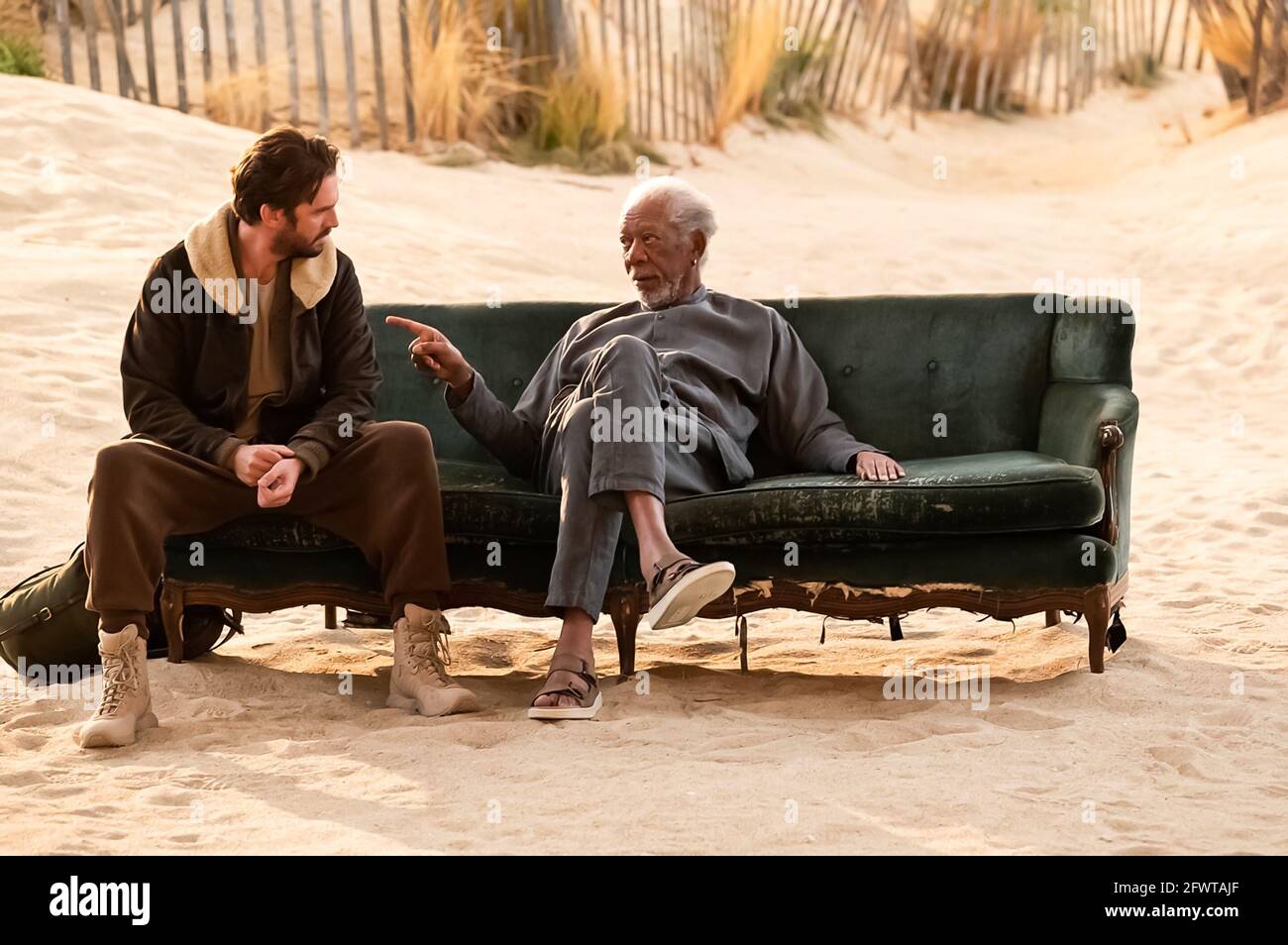 USA. Morgan Freeman und Dan Stevens in (C)Amazon Prime neue Mini-Serie :  Solos (2021). Plot: Sieben einzigartige, charaktergesteuerte Geschichten.  Jeder Charakter wird sich in eine ungewisse Zukunft auf ein spannendes  Abenteuer begeben