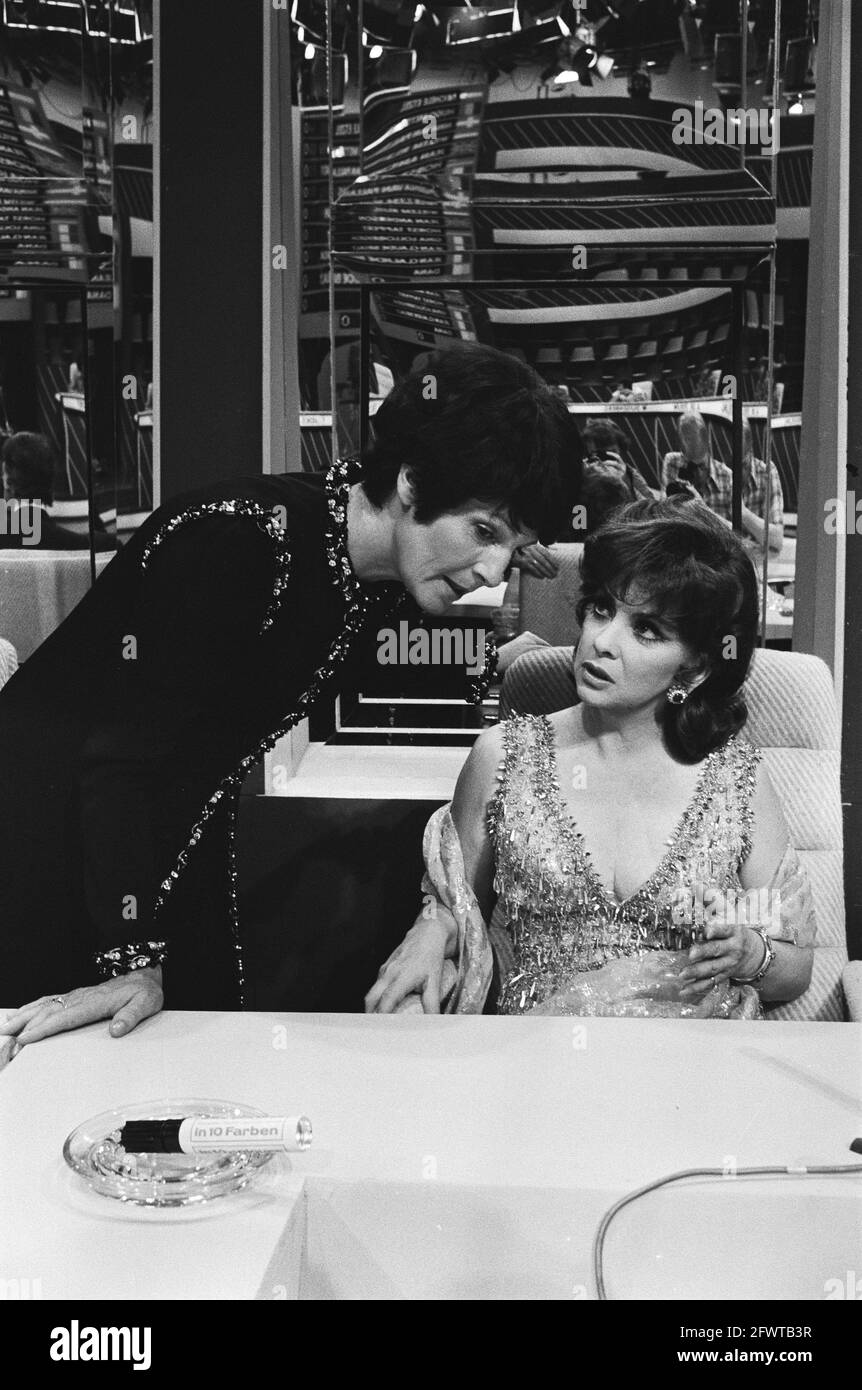 NOS Fernsehprogramm Europaquiz. Moderatorin Mies Bouwman im Gespräch mit der Schauspielerin Gina Lollobrigida, 5. Juni 1979, Schauspielerinnen, Programmgestalter, Fernsehen, Wahlen, Arbeitsaufzeichnungen, Niederlande, Foto der Presseagentur des 20. Jahrhunderts, zu erinnerende Nachrichten, Dokumentarfilm, historische Fotografie 1945-1990, visuelle Geschichten, Menschliche Geschichte des zwanzigsten Jahrhunderts, Momente in der Zeit festzuhalten Stockfoto