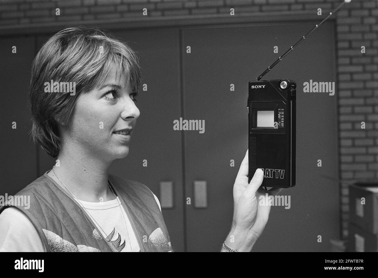 Neuheiten Firato 82 (Rai, Amsterdam); Mini-Fernseher (Flachbildfernseher) von Sony, 18. August 1982, Fernseher, Niederlande, 20. Jahrhundert Presseagentur Foto, Nachrichten zu erinnern, Dokumentarfilm, historische Fotografie 1945-1990, visuelle Geschichten, Menschliche Geschichte des zwanzigsten Jahrhunderts, Momente in der Zeit festzuhalten Stockfoto