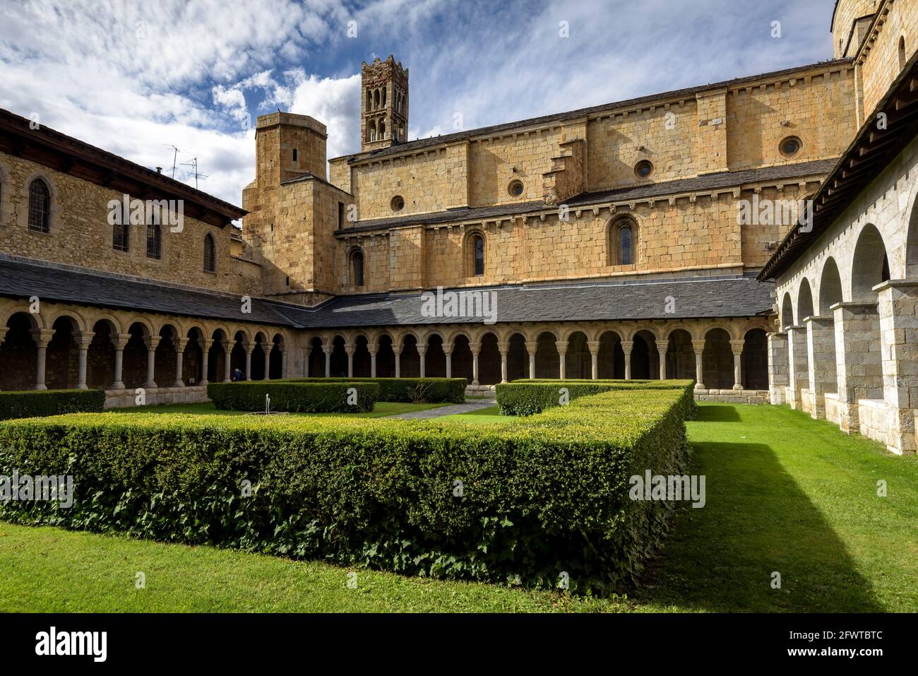 Innenkloster der Kathedrale La Seu d'Urgell (Alt Urgell, Katalonien, Spanien, Pyrenäen) ESP: Claustro interior de la Catedral de la Seu d'Urgell Stockfoto