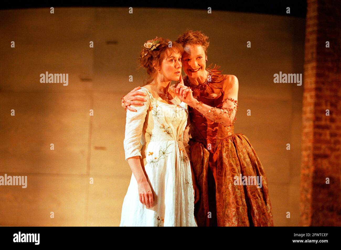 l-r: Alexandra Gilbreath (Julia), Caroline Harris (Lady Capulet) in ROMEO UND JULIA von Shakespeare bei der Royal Shakespeare Company (RSC), Royal Shakespeare Theatre, Stratford-upon-Avon 05/07/2000 Musik: Stephen Warbeck Design: Tom Piper Beleuchtung: Chris Davey Kämpfe: Terry King Bewegung: Liz Ranken Regie: Michael Boyd Stockfoto