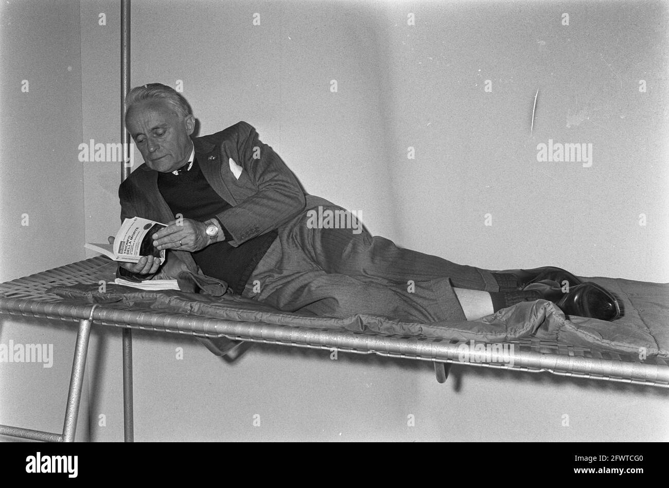 Übung West 1968, Zivilverteidigungsübungen. Der Kommissar der Königin in Südholland, Herr J. Klaasesz, ruht im Kommandobunker in Noordwijk auf dem Bett, 9. Mai 1968, Betten, Bunker, kommissare der Königin, Verteidigung, Übungen, Niederlande, Presseagentur des 20. Jahrhunderts, Foto, Nachrichten zu erinnern, Dokumentarfilm, historische Fotografie 1945-1990, visuelle Geschichten, Menschliche Geschichte des zwanzigsten Jahrhunderts, Momente in der Zeit festzuhalten Stockfoto