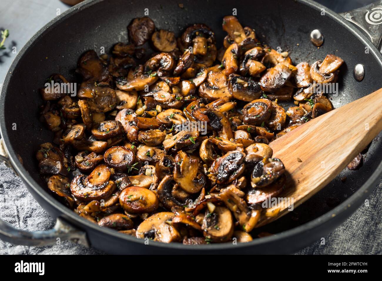 Hausgemachte gesunde Sauteamilze mit Butter und Thymian Stockfoto