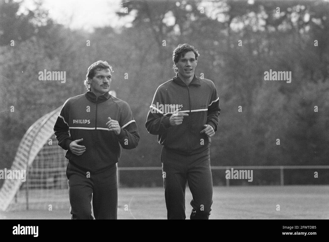 Trainingsspiel der niederländischen Nationalmannschaft gegen die Junioren-Nationalmannschaft im Zusammenhang mit der Europameisterschaftsqualifizierung; Jan Wouters (l) und Marco van Basten, 11. November 1986, Sport, Fußball, Niederlande, Presseagentur des 20. Jahrhunderts, Foto, Nachrichten zum erinnern, Dokumentarfilm, historische Fotografie 1945-1990, visuelle Geschichten, Menschliche Geschichte des zwanzigsten Jahrhunderts, Momente in der Zeit festzuhalten Stockfoto