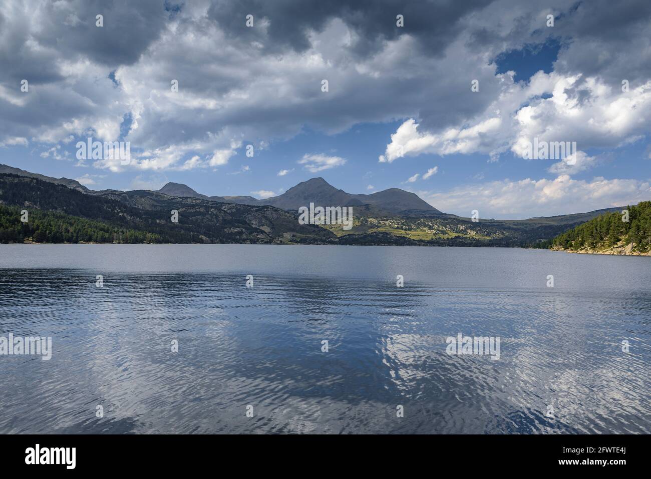 Lac des Bouillouses Blick auf den See, mit Pic Peric im Hintergrund (Pyrénées Orientales, Oczitanie, Frankreich) Stockfoto