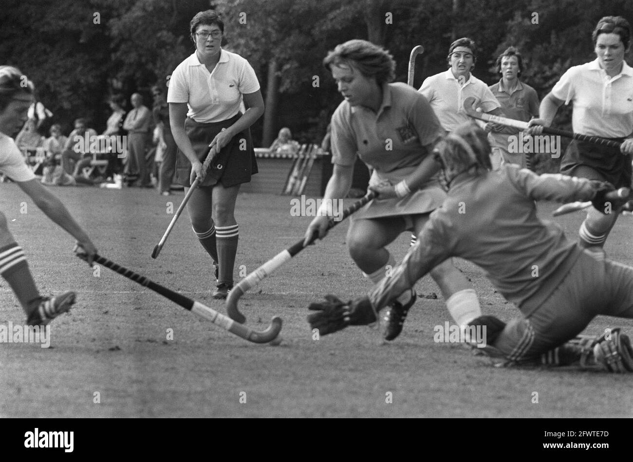 Hockey der Frauen Niederlande gegen Frankreich, Spielmoment, 28. August 1973, Hockey, Niederlande, Presseagentur des 20. Jahrhunderts, Foto, Nachrichten zum erinnern, Dokumentarfilm, historische Fotografie 1945-1990, visuelle Geschichten, Menschliche Geschichte des zwanzigsten Jahrhunderts, Momente in der Zeit festzuhalten Stockfoto