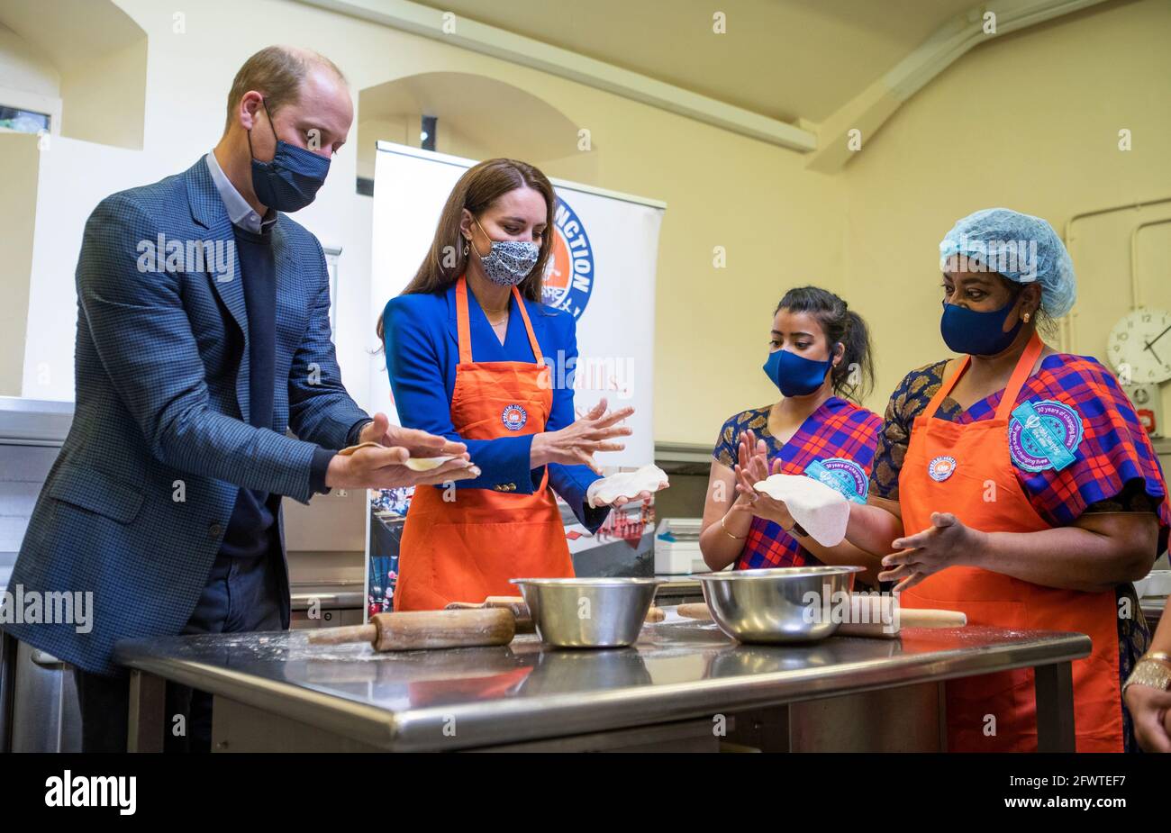 Der Herzog und die Herzogin von Cambridge helfen mit Vertretern von Sikh Sanjog, einer Sikh-Community-Gruppe, die an gefährdete Familien in Edinburgh verteilt wird, in der Café-Küche im Palace of Holyroodhouse, Edinburgh, bei der Zubereitung von Mahlzeiten. Bilddatum: Montag, 24. Mai 2021. Stockfoto