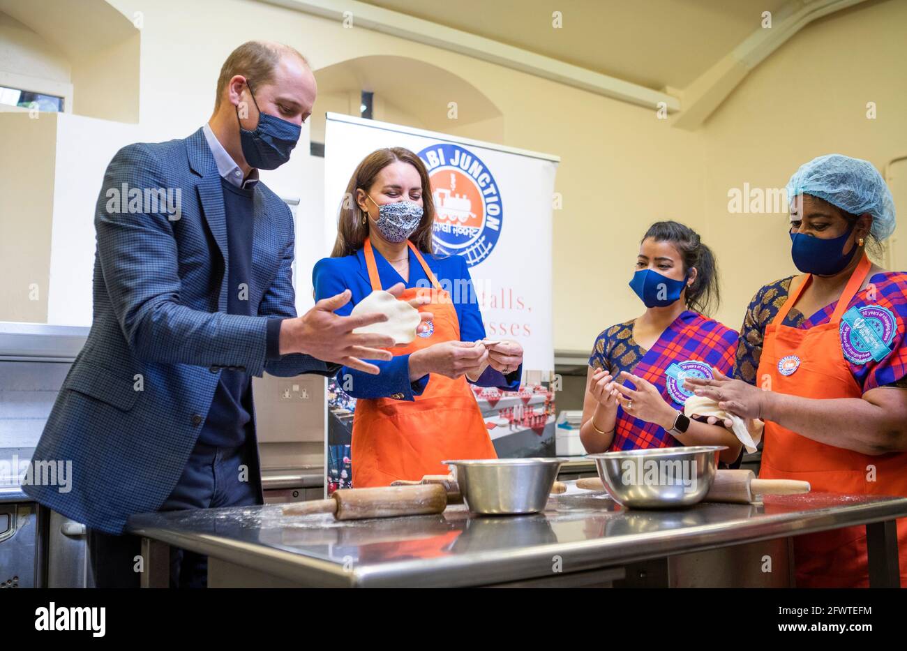 Der Herzog und die Herzogin von Cambridge helfen mit Vertretern von Sikh Sanjog, einer Sikh-Community-Gruppe, die an gefährdete Familien in Edinburgh verteilt wird, in der Café-Küche im Palace of Holyroodhouse, Edinburgh, bei der Zubereitung von Mahlzeiten. Bilddatum: Montag, 24. Mai 2021. Stockfoto