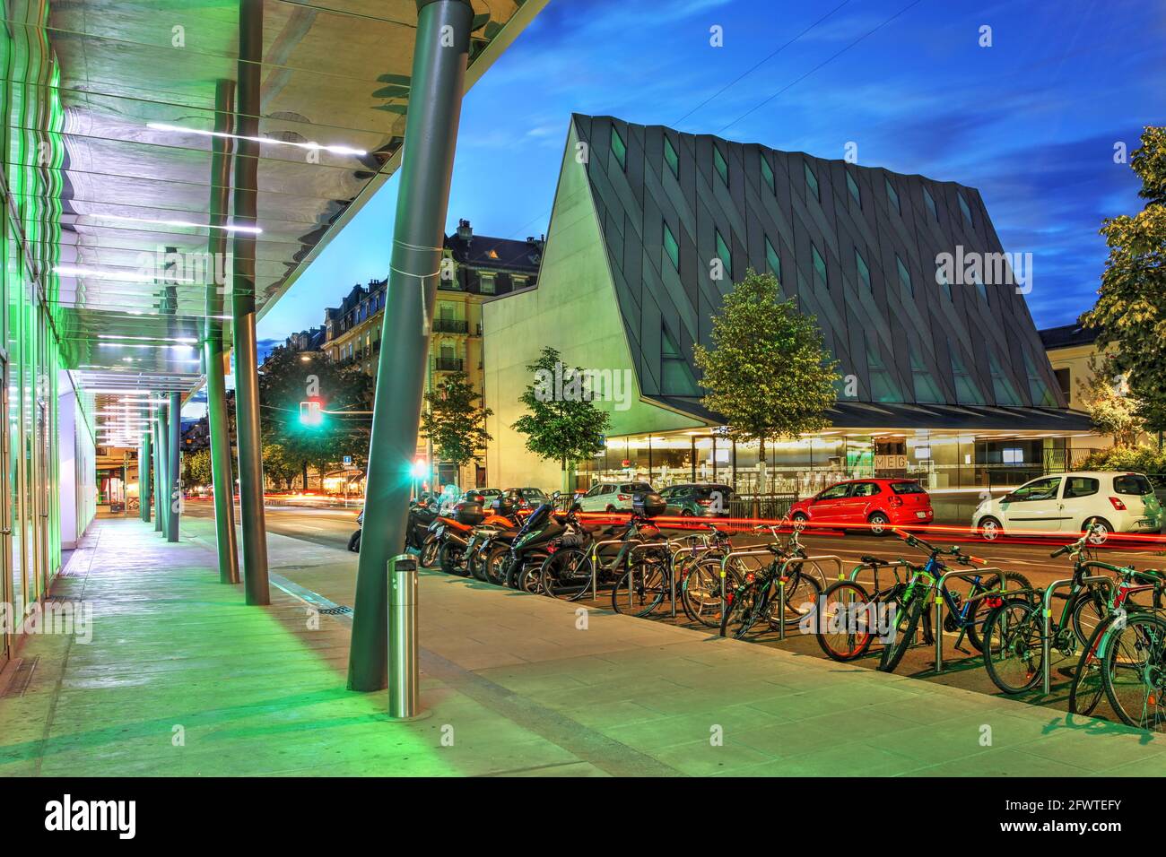 Musée d'Ethnographie de Genève (Genfer Ethnographisches Museum) oder MEG bei Nacht im Plain-Palais-Viertel von Genf, Schweiz. Das neue Gebäude war Opene Stockfoto