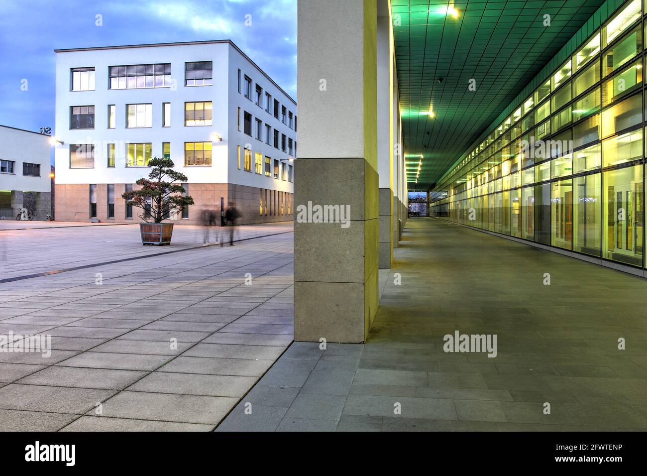 Lausanne, Schweiz - 7. Januar 2021 - Nachtszene auf dem Campus der EPFL (Eidgenössische Technische Hochschule Lausanne), mit einigen Gebäuden des SC Stockfoto