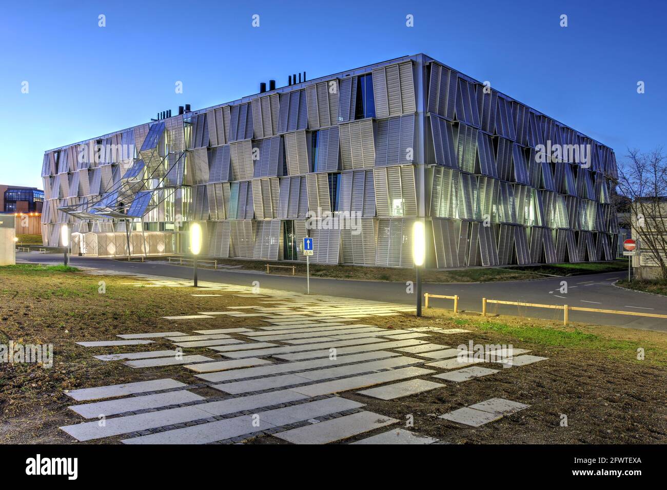 Lausanne, Schweiz - 7. Januar 2021 - Nachtszene auf dem Campus der EPFL (Eidgenössische Technische Hochschule Lausanne) mit dem neuen ME (Mechanica Stockfoto