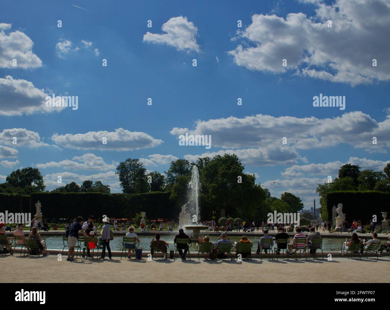 Paris, Frankreich- 28. Juni 2018: Tuilerien-Garten mit Stühlen und Brunnen im Sommer in Paris Stockfoto