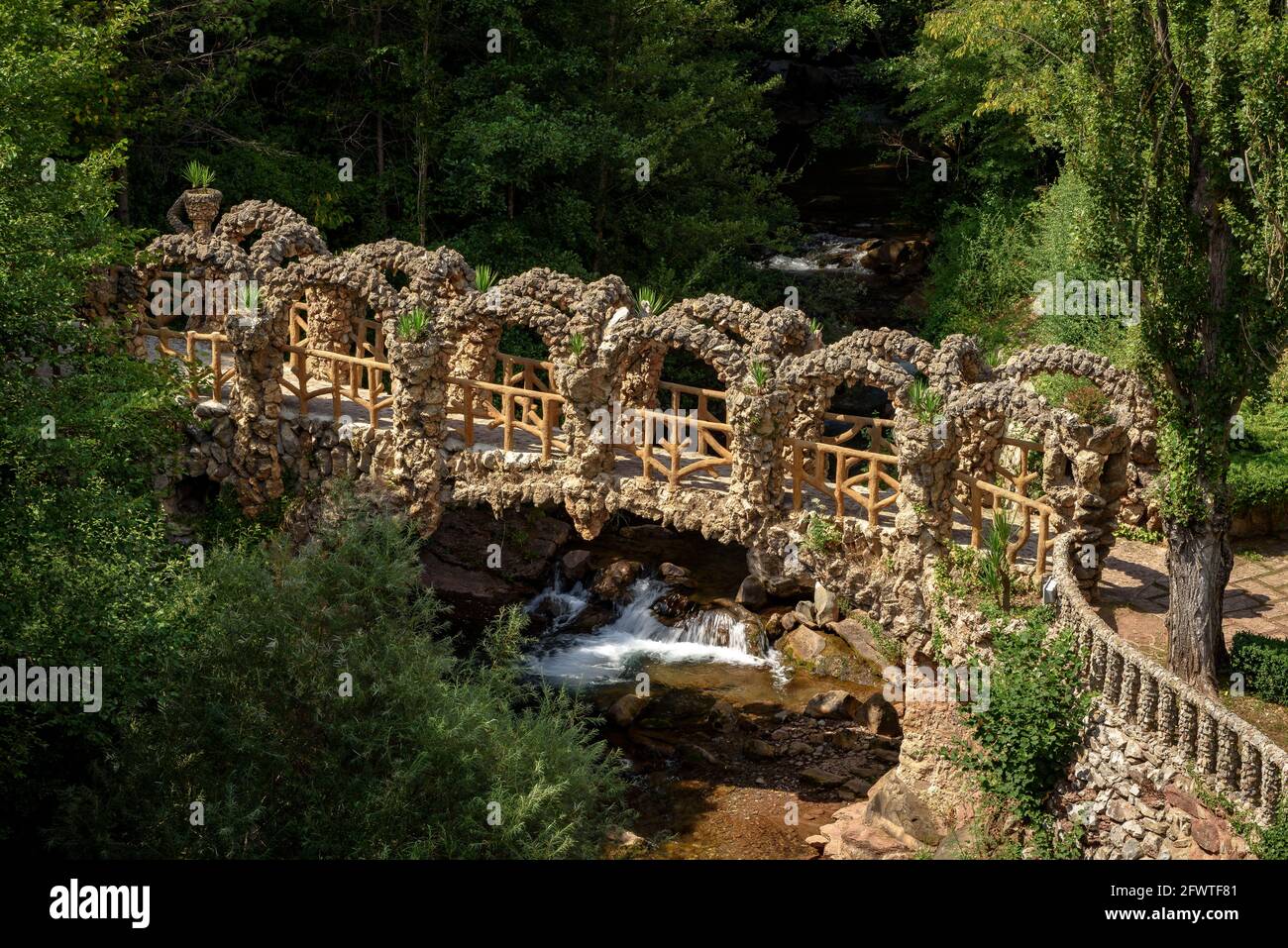 Die Gärten von Artigas (Jardins Artigas) wurden von Antoni Gaudí entworfen. Ansicht der Bogenbrücke (La Pobla de Lillet, Katalonien, Spanien) Stockfoto