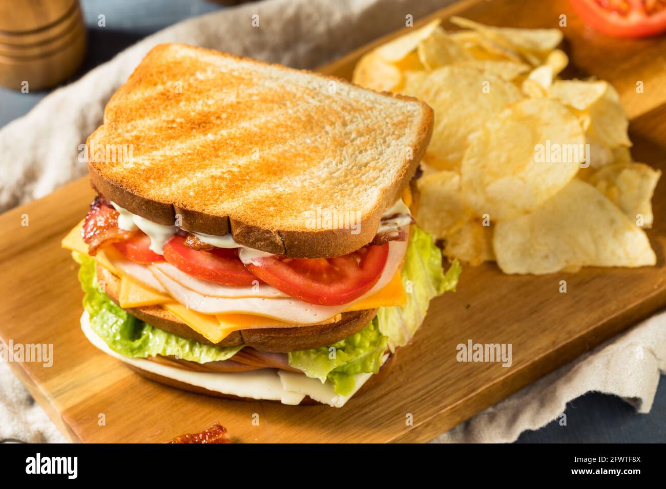 Hausgemachtes Pute Club Sandwich mit Bacon Tomate und Salat Stockfoto