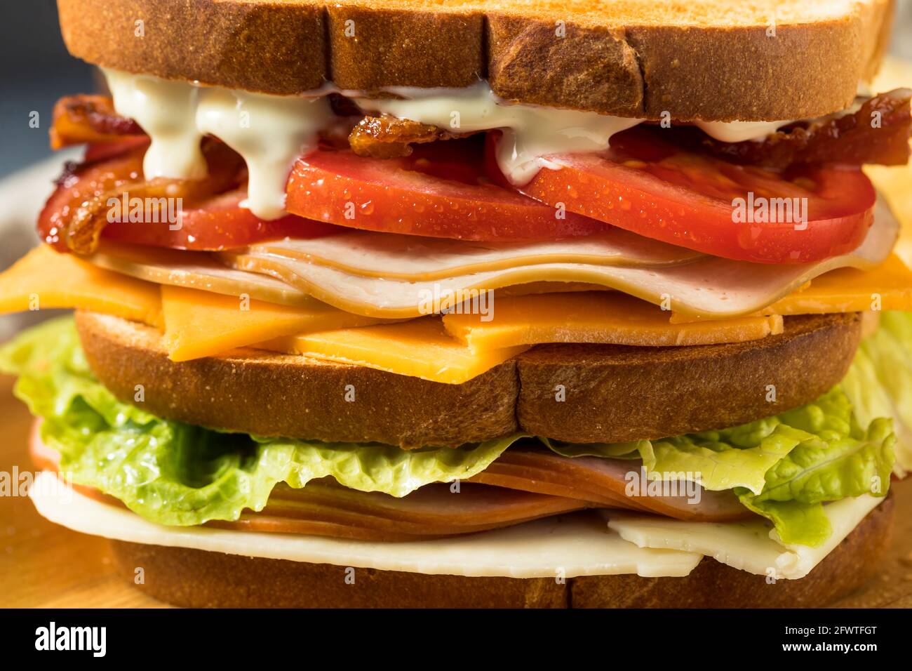 Hausgemachtes Pute Club Sandwich mit Bacon Tomate und Salat Stockfoto