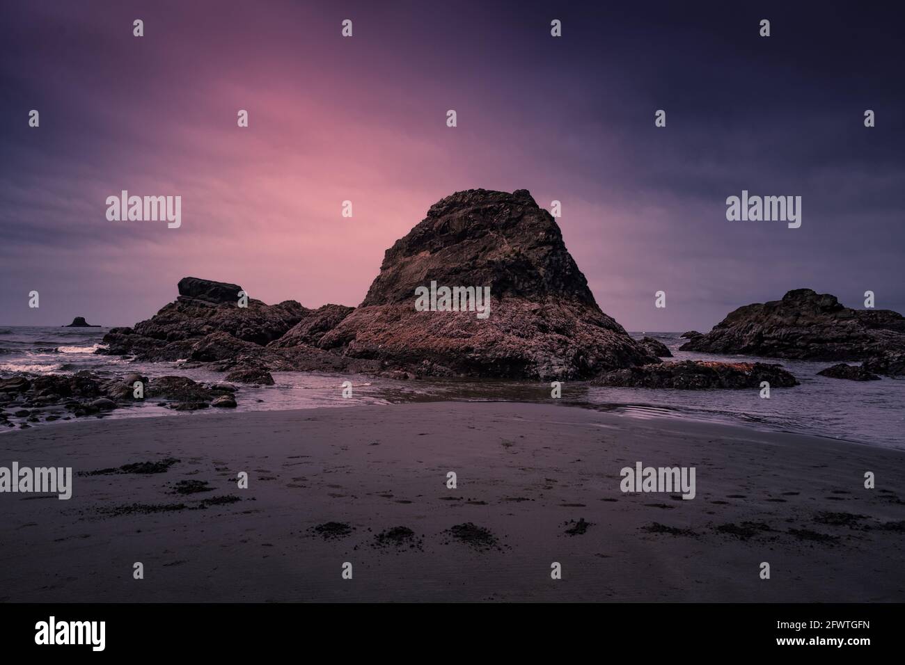 Felsen am Ruby Beach Washington, Olympic National Park, Washington. Blaue Stunde, schlichtes Bild. Stockfoto