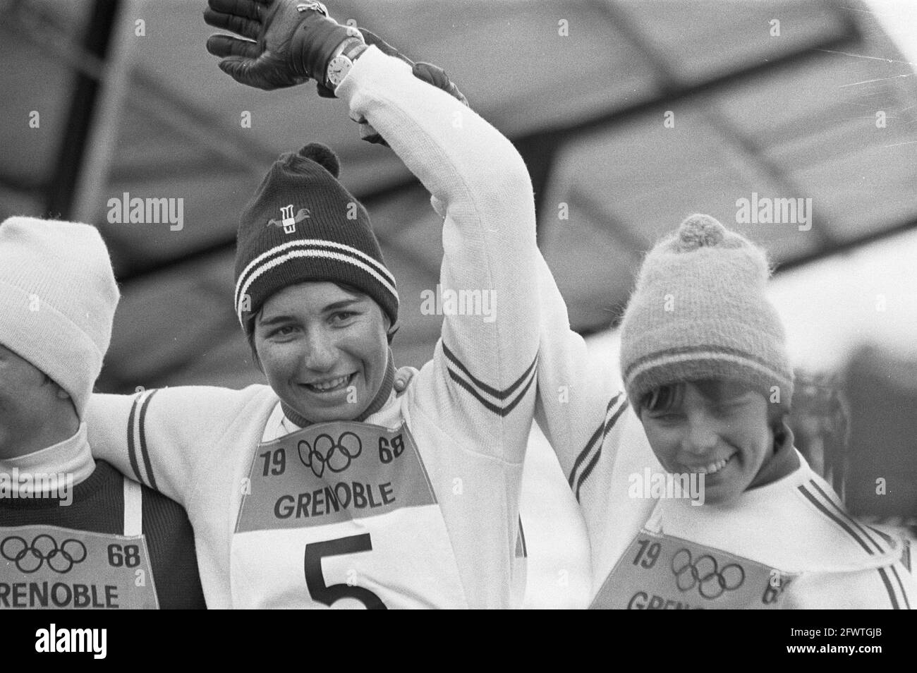 Olympische Spiele in Grenoble, Skislalom der Frauen, Marielle Goitschel (Frankreich, links) nach ihrem Sieg, neben ihrer Annie Famose (Frankreich), die am 13. Februar 1968 den 3. Niederlande, Presseagentur des 20. Jahrhunderts, Foto, Nachrichten zum erinnern, Dokumentarfilm, historische Fotografie 1945-1990, visuelle Geschichten, Menschliche Geschichte des zwanzigsten Jahrhunderts, Momente in der Zeit festzuhalten Stockfoto