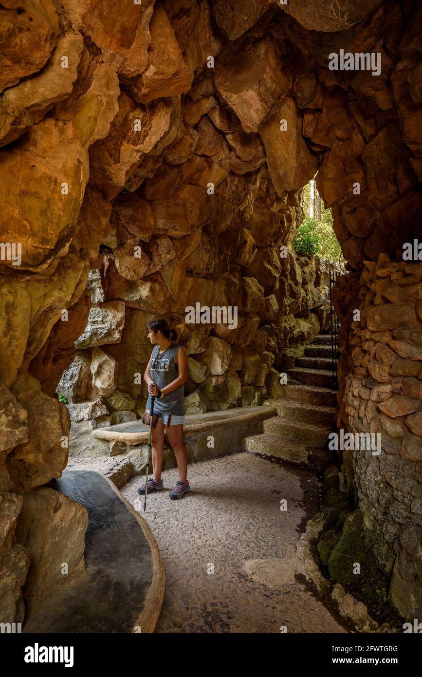 Die Gärten von Artigas (Jardins Artigas) wurden von Antoni Gaudí entworfen. Blick auf die Grotte (künstliche Höhle) (La Pobla de Lillet, Katalonien, Spanien) Stockfoto