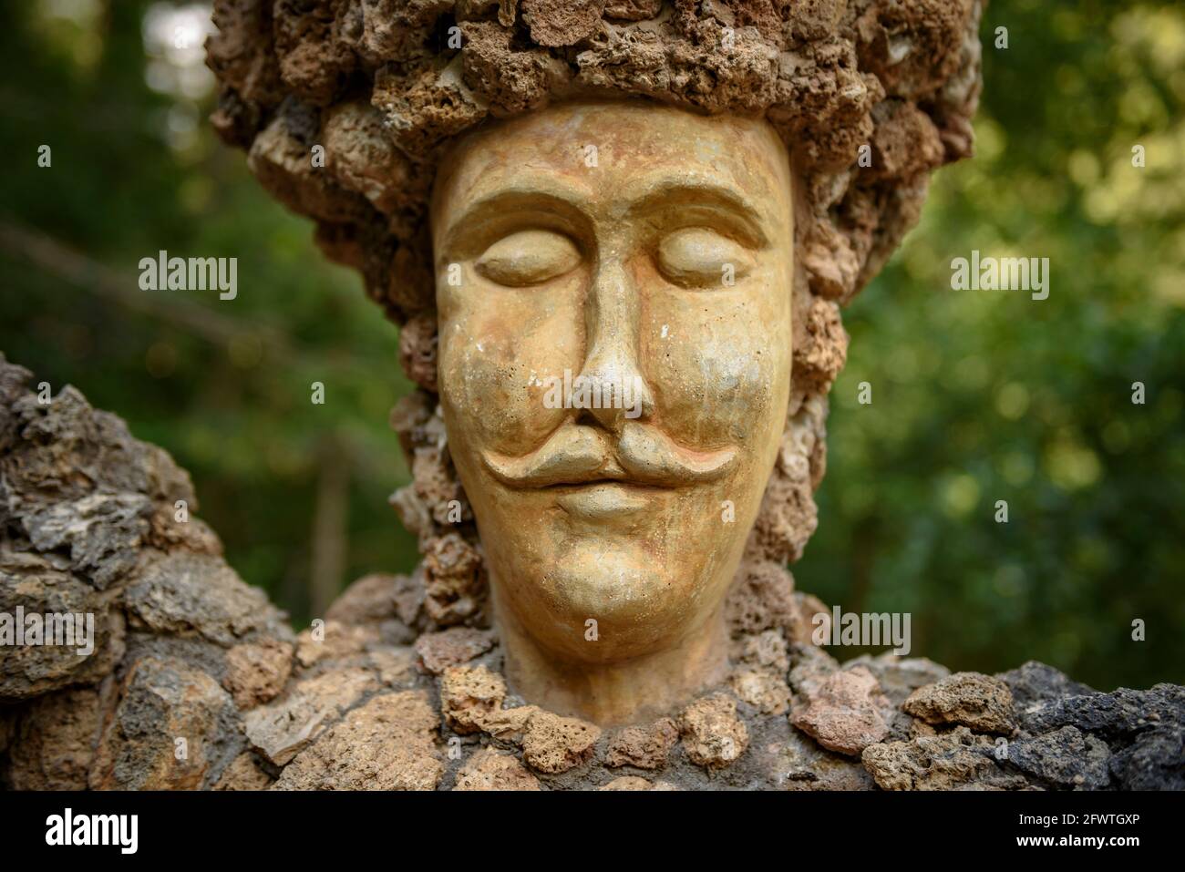 Die Gärten von Artigas (Jardins Artigas) wurden von Antoni Gaudí entworfen. Blick auf die menschlichen Skulpturen in der Arch Bridge (La Pobla de Lillet, Katalonien, Spanien) Stockfoto