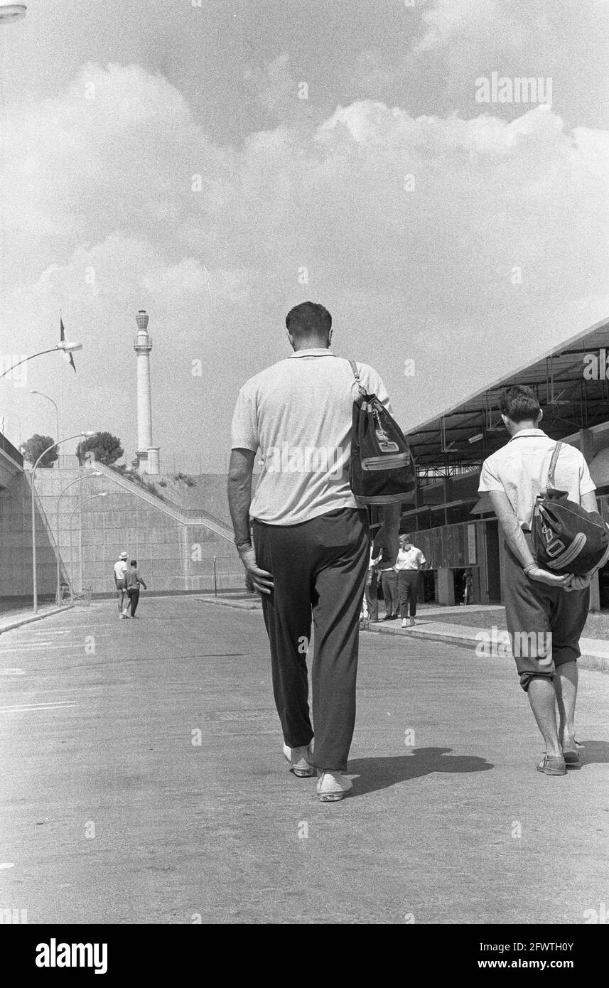 Olympische Spiele in Rom, russischer Basketballspieler Janis Krumins längster Mann der Spiele, der Russe im Olympischen Dorf von hinten gesehen, neben ihm ein weiterer Athlet, 22. August 1960, Athleten, Niederlande, 20. Jahrhundert Presseagentur Foto, Nachrichten zu erinnern, Dokumentarfilm, historische Fotografie 1945-1990, visuelle Geschichten, Menschliche Geschichte des zwanzigsten Jahrhunderts, Momente in der Zeit festzuhalten Stockfoto