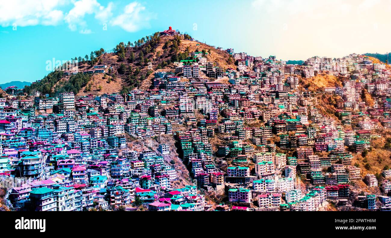 Shimla liegt auf den südwestlichen Gebirgszügen des Himalaya auf 31.61 Nr. 77.10 Grad E. Es hat eine durchschnittliche Höhe von 2,206 Metern (7,238 ft) über dem mittleren Meeresspiegel a Stockfoto