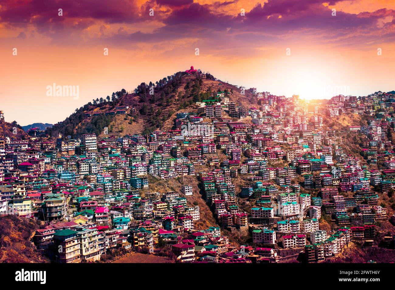 Shimla liegt auf den südwestlichen Gebirgszügen des Himalaya auf 31.61 Nr. 77.10 Grad E. Es hat eine durchschnittliche Höhe von 2,206 Metern (7,238 ft) über dem mittleren Meeresspiegel a Stockfoto