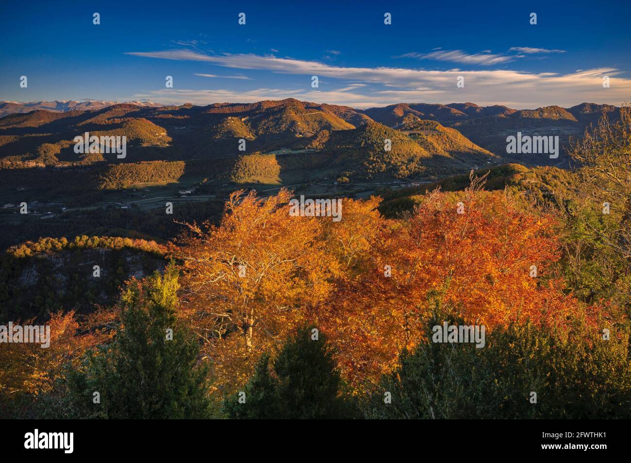 Herbstaufgang in Bellmunt Sanctuary. Blick auf das Vidrà-Tal (Osona, Provinz Barcelona, Katalonien, Spanien, Pyrenäen) ESP: Amanecer desde Bellmunt Stockfoto