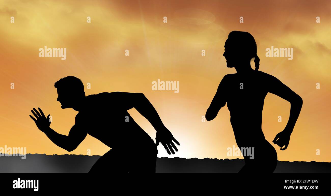 Komposition aus athletischen männlichen und weiblichen Silhouetten, die über den Sonnenuntergang laufen Stockfoto