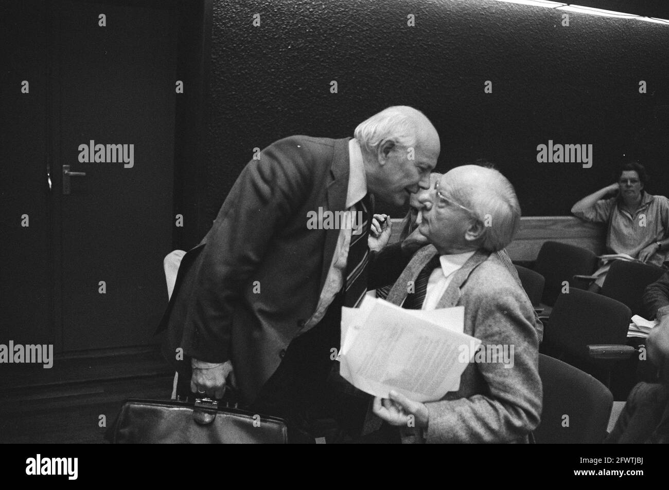 Privater Chat zwischen Joop den Uyl (l) und Anne Vondeling, 29. September 1979, Gruppenporträts, Parlamentarier, Politische Parteien, Treffen, Niederlande, Foto der Presseagentur des 20. Jahrhunderts, Nachrichten zu erinnern, Dokumentarfilm, historische Fotografie 1945-1990, visuelle Geschichten, Menschliche Geschichte des zwanzigsten Jahrhunderts, Momente in der Zeit festzuhalten Stockfoto