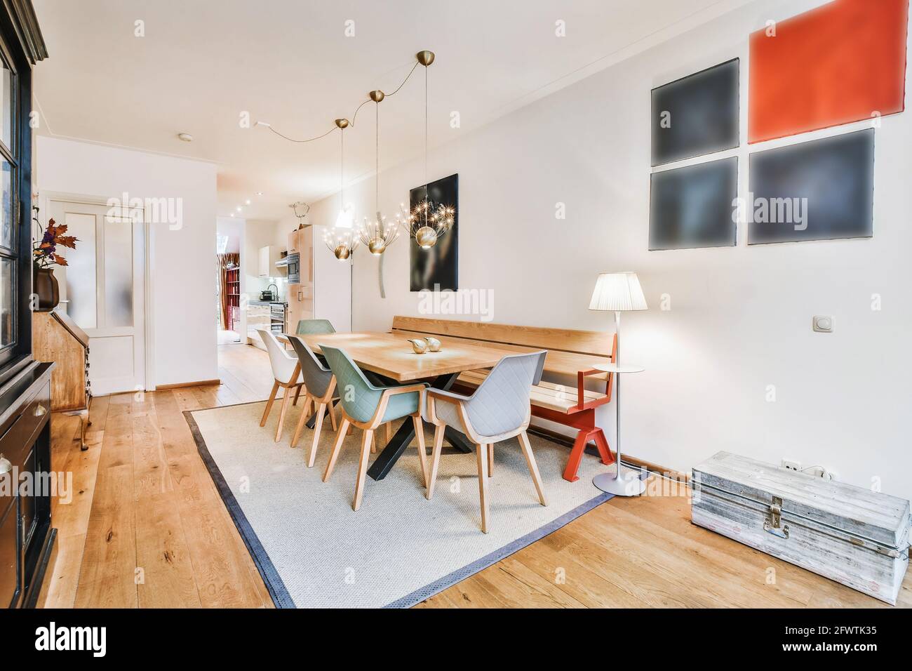 Modernes Design der Wohnung Esszimmer mit Holztisch und Stühle mit Bank unter Pendelleuchten Stockfoto