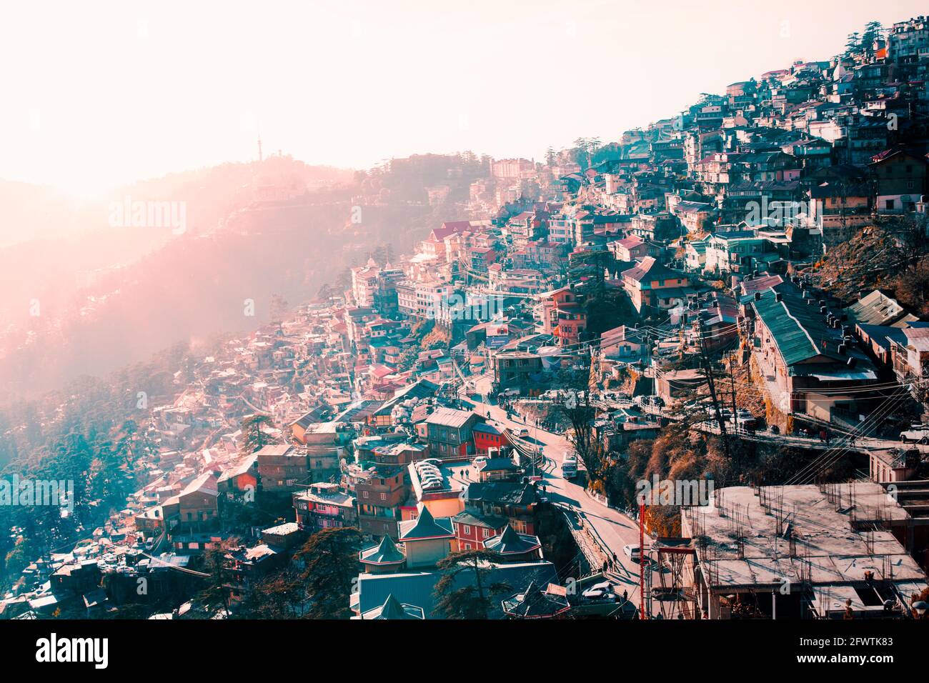 Shimla liegt auf den südwestlichen Gebirgszügen des Himalaya auf 31.61 Nr. 77.10 Grad E. Es hat eine durchschnittliche Höhe von 2,206 Metern (7,238 ft) über dem mittleren Meeresspiegel a Stockfoto