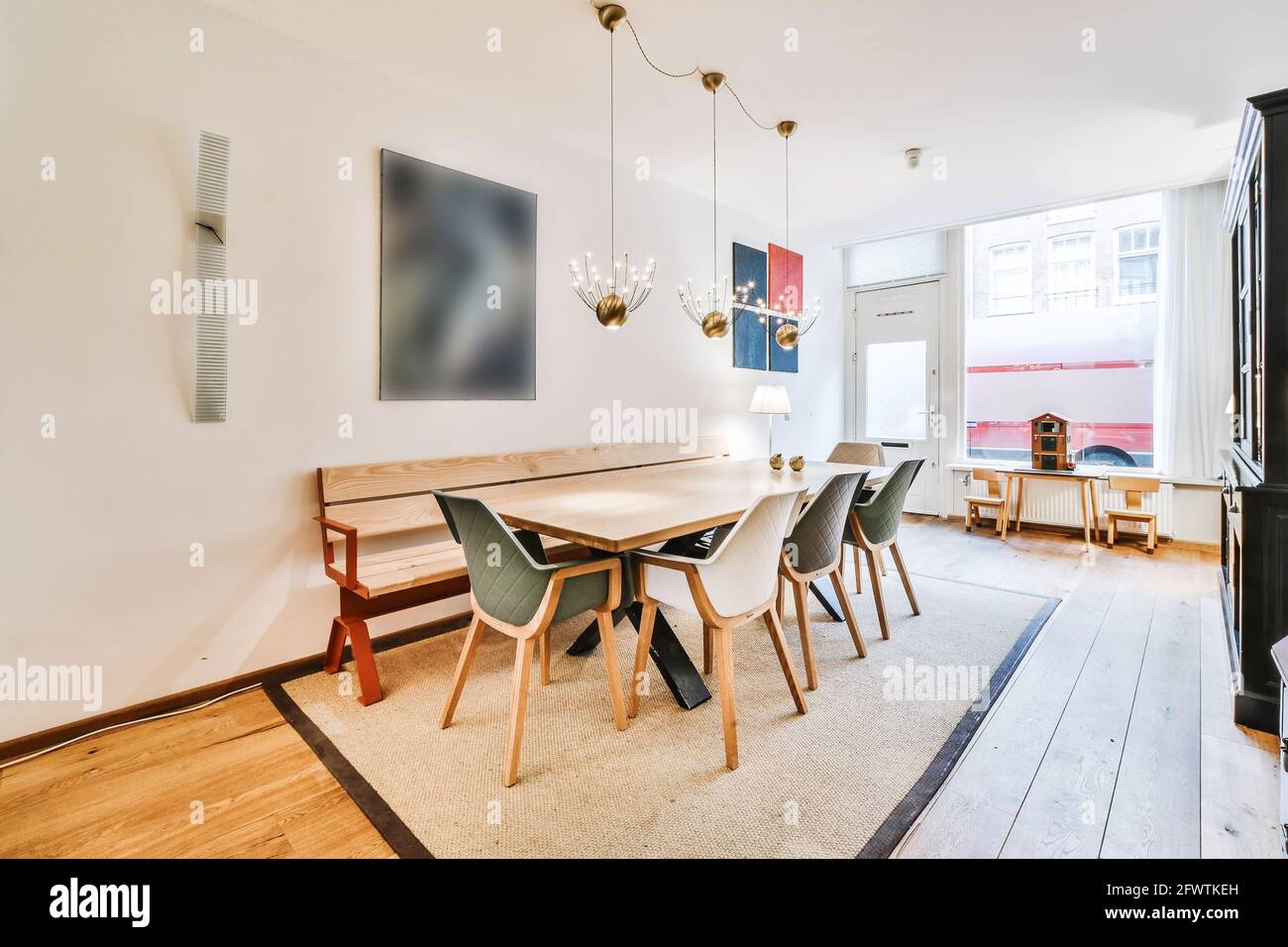 Modernes Design der Wohnung Esszimmer mit Holztisch und Stühle mit Bank unter Pendelleuchten Stockfoto