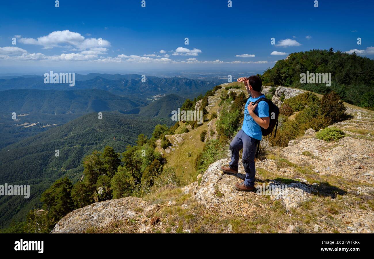 Wanderer, die im Sommer von der Serra del Catllaràs aus die östlichen Pyrenäen betrachten (Berguedà, Barcelona, Katalonien, Spanien, Pyrenäen) Stockfoto