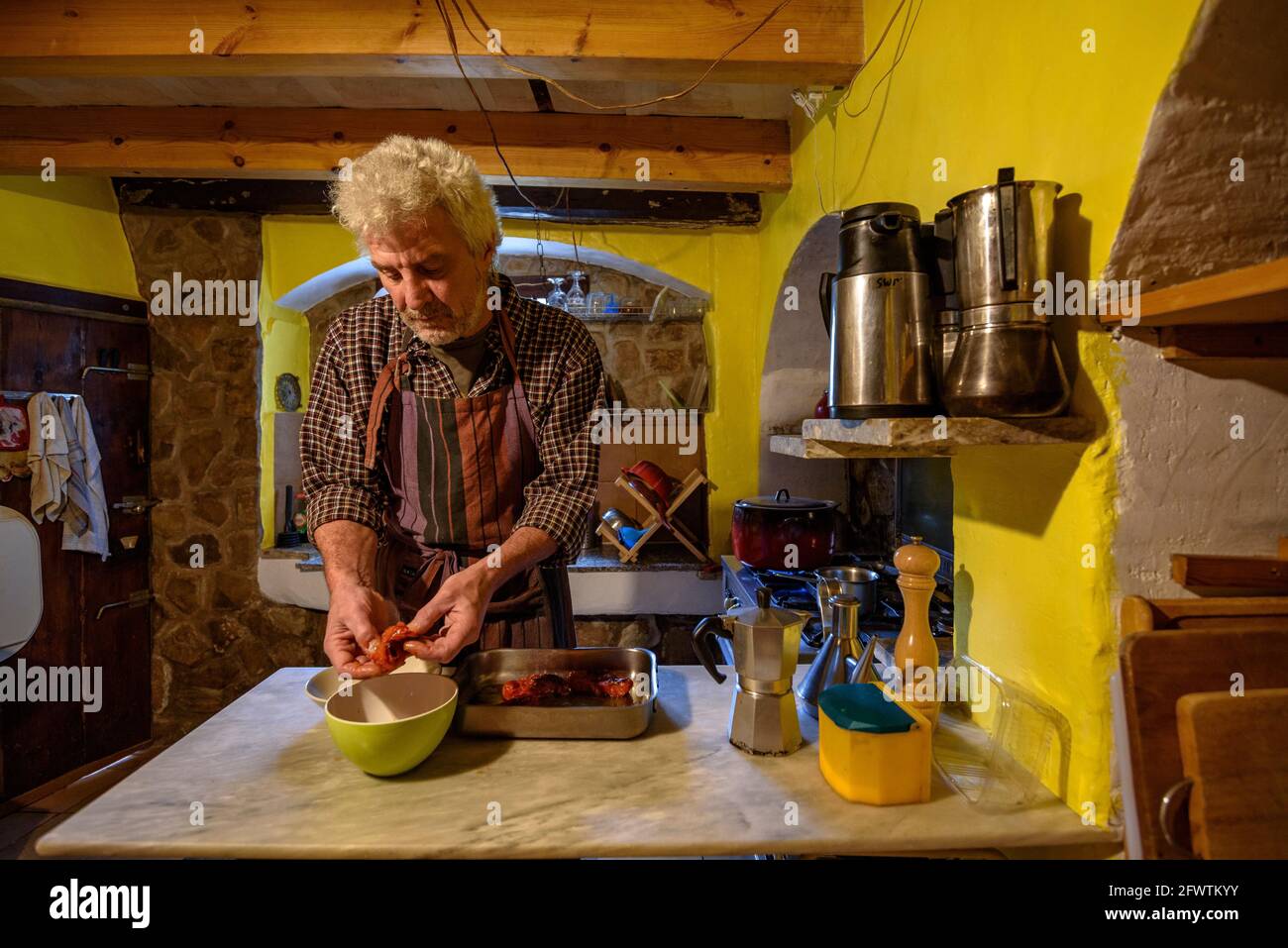 In der Schutzhütte Ardericó, in der Serra del Catllaràs. Foto des Hüters der Schutzhütte: Kun (Berguedà, Katalonien, Spanien, Pyrenäen) Stockfoto