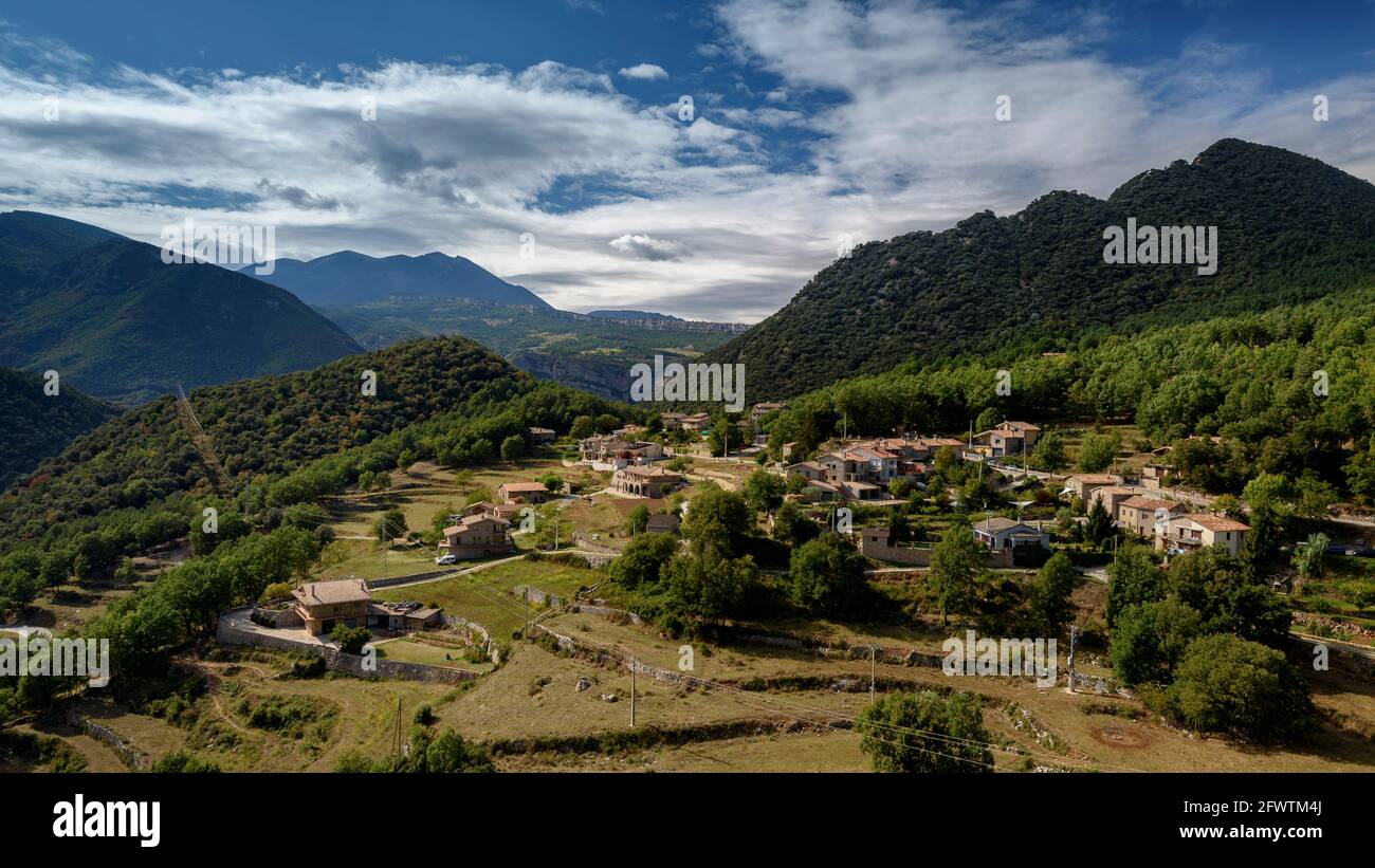 La Nou de Berguedà vom Aussichtspunkt neben der Stadt aus gesehen (Berguedà, Katalonien, Spanien, Pyrenäen) Stockfoto