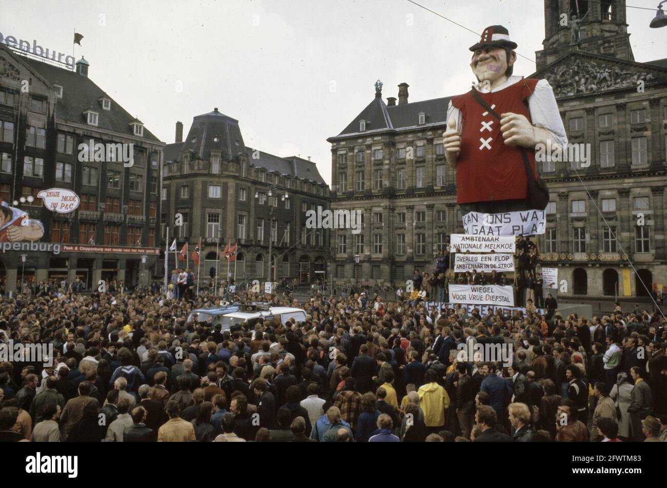 Beamte demonstrieren in Amsterdam, um den Giant on Dam Square, 1978. Mai, AMBTENAREN, Giganten, Demonstrationen, Niederlande, Presseagentur des 20. Jahrhunderts, Foto, Nachrichten zum erinnern, Dokumentarfilm, historische Fotografie 1945-1990, visuelle Geschichten, Menschliche Geschichte des zwanzigsten Jahrhunderts, Momente in der Zeit festzuhalten Stockfoto